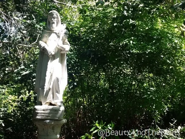 statues of Magnolia Plantation Beauty and the Beets